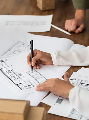 Personne dessinant des plans